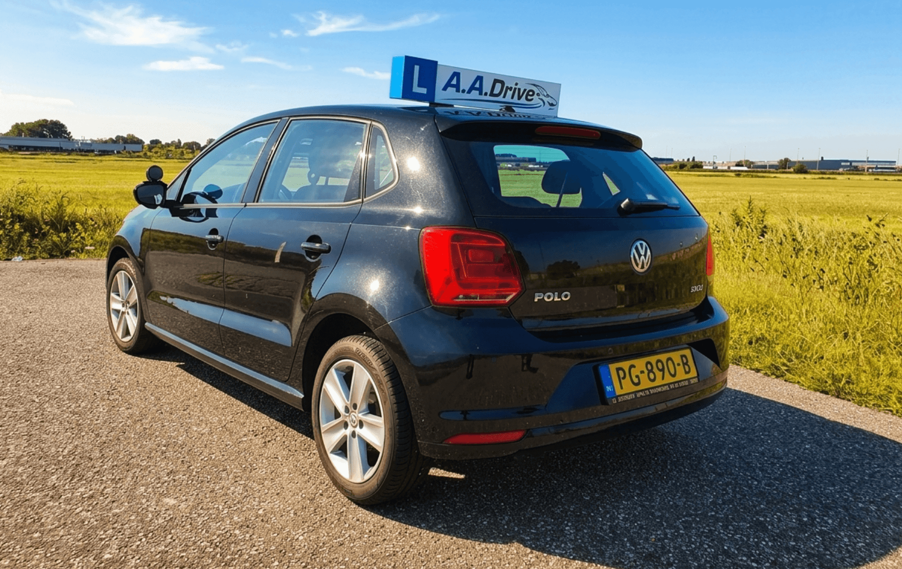 A.A.Drive lesauto met dakbord in de zon